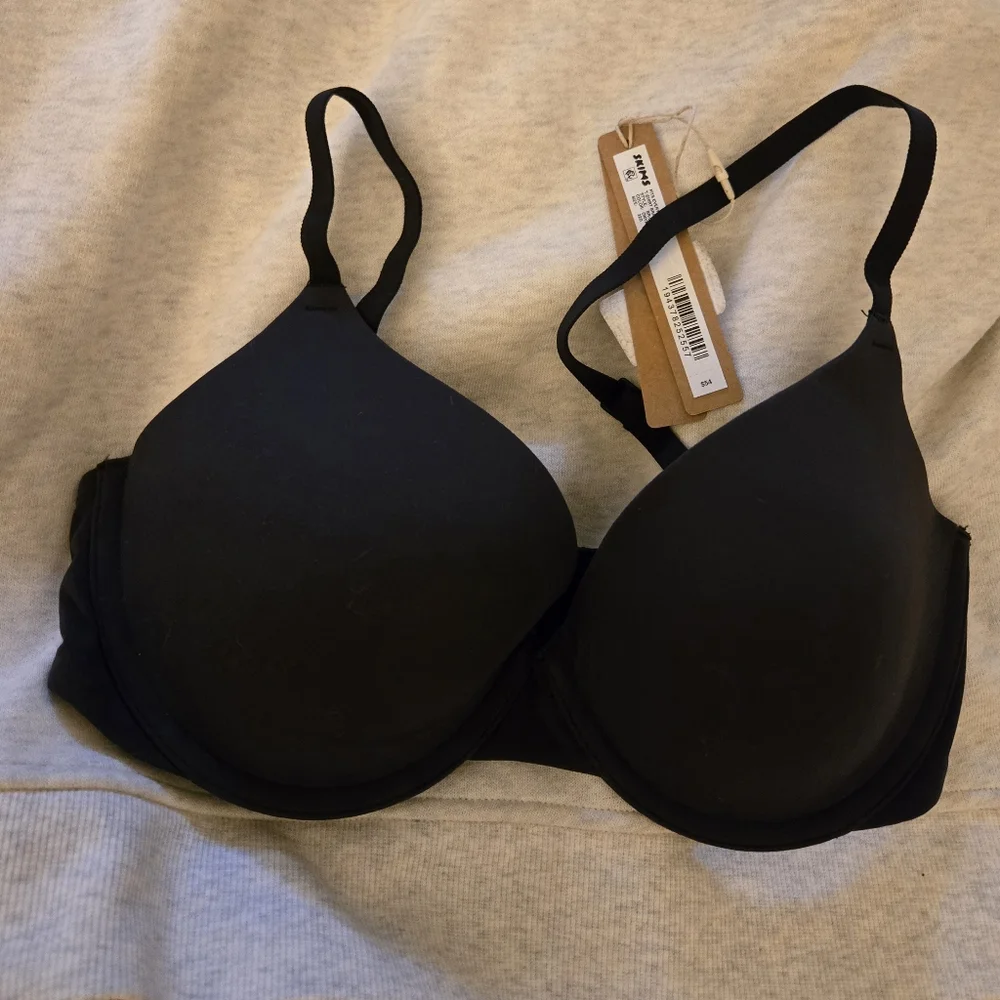 NWT Skims Fits Everybody T Shirt Bra Black 32D